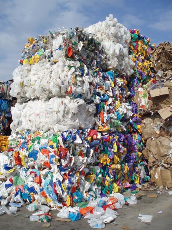 Принимаем пластмассовые отходы